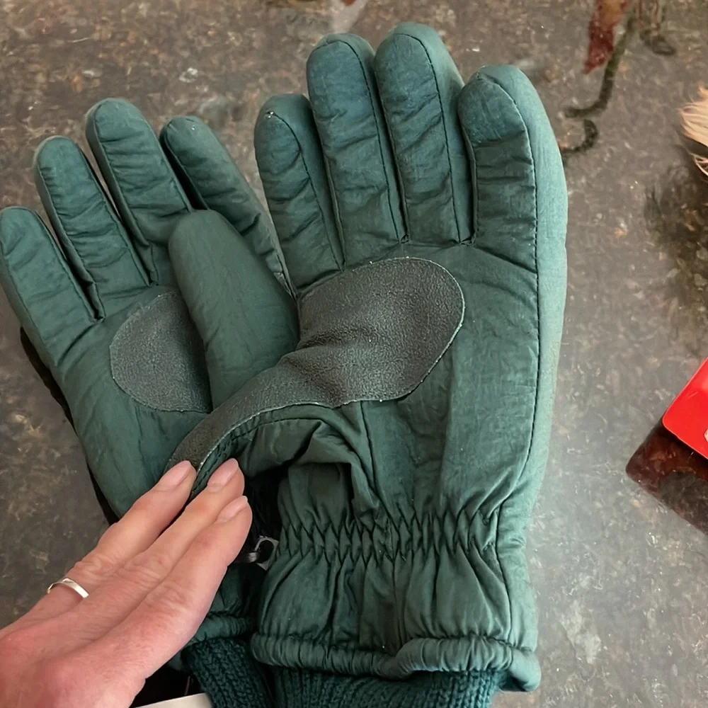 NWT youth kids 3M thinsulate warm winter gloves green ribbed cuffs NEW!